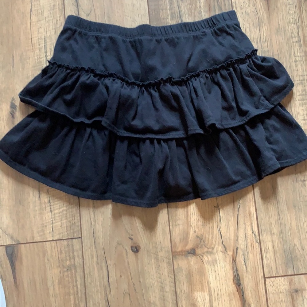 COPY - Black frilly skort med7-8